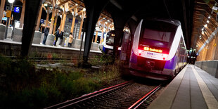 Ein Zug der Nordwestbahn an einem Gleis in Osnabrück