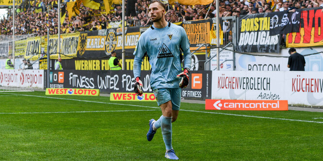 Torwart von Alemannia Aachen vor der vollbesetzten Tribüne