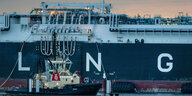 Schiff mit großen LNG-Lettern auf der Seitenwand.