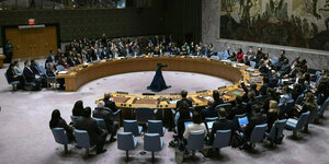Runder Tisch mit Vertretern verschiedener Länder im Saal des Sicherheitsrates der Vereinten Nationen in New York.