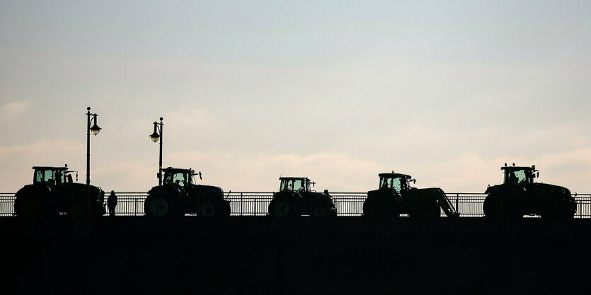 Landwirte blockieren mit Traktoren die Elbebrücke.