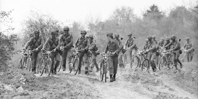 Bundeswehrsoldaten auf dem Rad