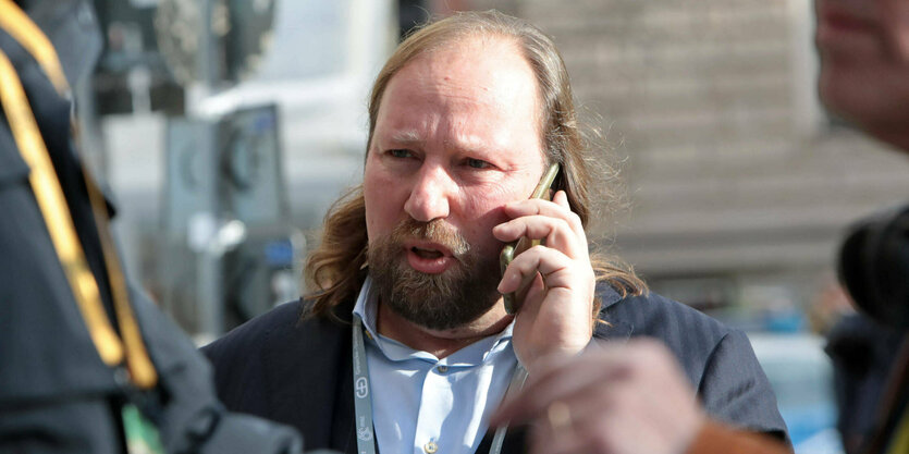 Anton Hofreiter, Vorsitzender des Ausschusses für Angelegenheiten der Europäischen Union, beim Telefonieren vor dem Hotel Bayerischer Hof in München