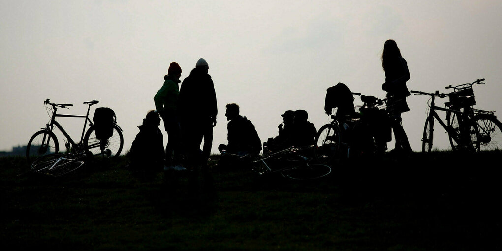 Jugendliche treffen sich auf dem Tempelhofer Feld