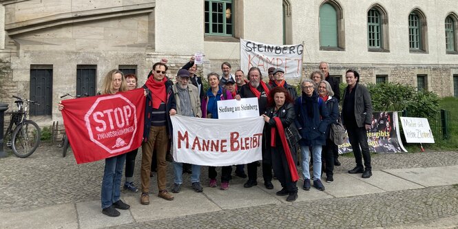 Menschen demonstrieren vor einem Gerichtsgebäude