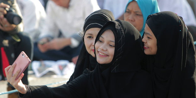 Muslima machen Selfies beim islamischen Opferfest Eid Al-Adha.