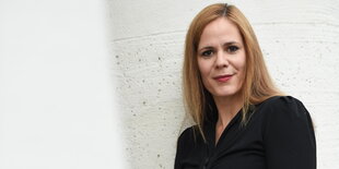 Porträt einer Frau mit langen Haaren