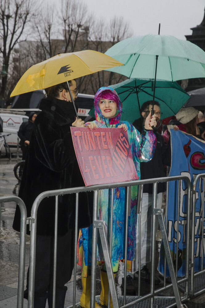 Eine Menschengruppe mit Transparenten: Eine Unterstützungsdemo für das Tuntenhaus vor dem Berliner Abgeordnetenhaus im März 2024