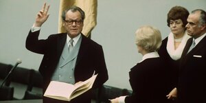 Willy Brandt erneut als Bundeskanzler vereidigt