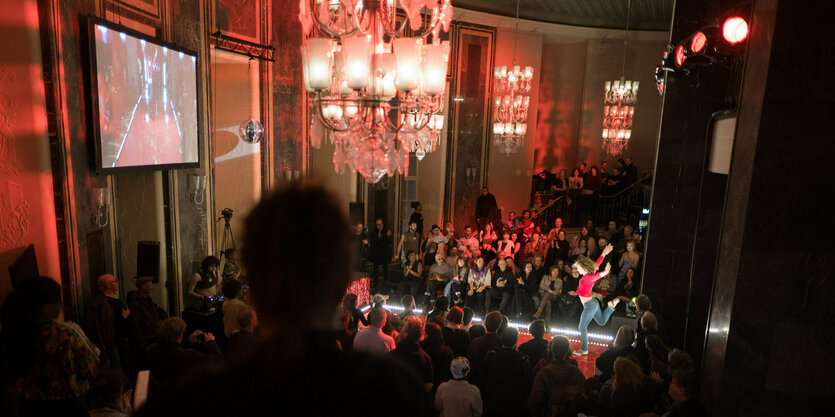 Eine Tanzperformance vor Publikum beim Abschied von René Pollesch in der Volksbühne.