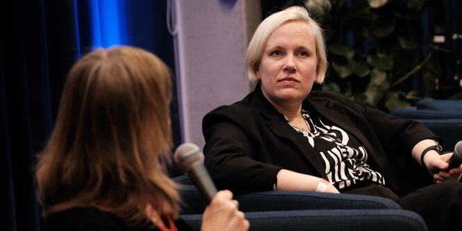 Simone Schmollack (l.) befragt Autorin Anne Rabe zu ihrem neuen Buch "Die Möglichkeit von Glück".