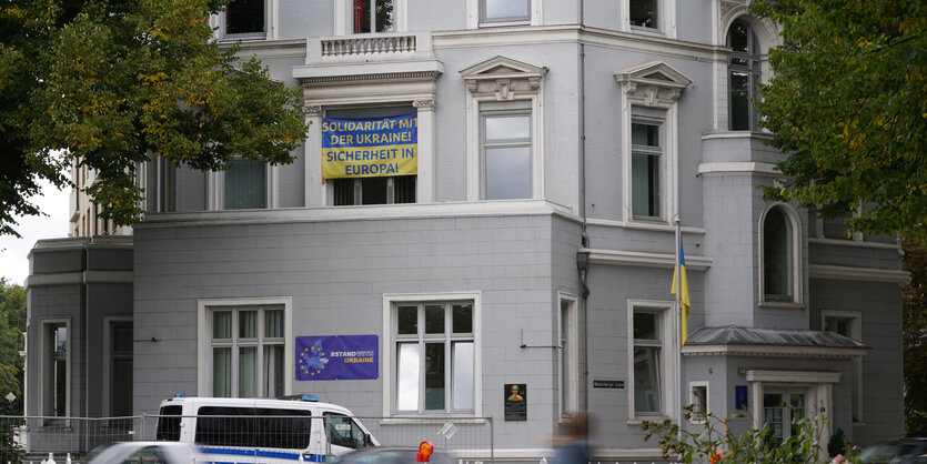 Haus mit Plakat mit der Aufschrift: "Solidarität mit der Ukraine! Sicherheit in Europa!"