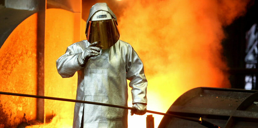 Stahlkocher in silbernen Anzug mit Maske