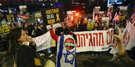 Menschen bei einer Demonstration in Tel Aviv für die Freilassung der Hamas-Geiseln