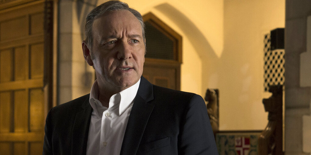 Der Schauspieler Kevin Spacey ist in einem Anzug zu sehen