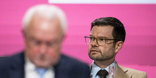 Marco Buschmann hinter Woldgang Kubicki