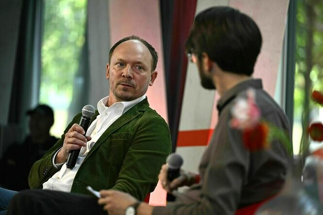 Marco Wanderwitz spricht mit Konrad Litschko