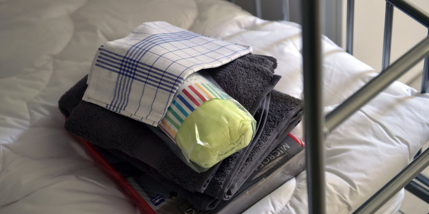 Handtücher und Bettwäsche liegen auf einem Stockbett.