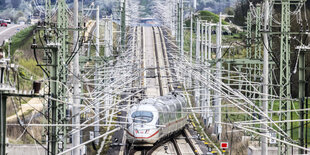 Ein Zug fährt auf einer Neubaustrecke der Bahn.