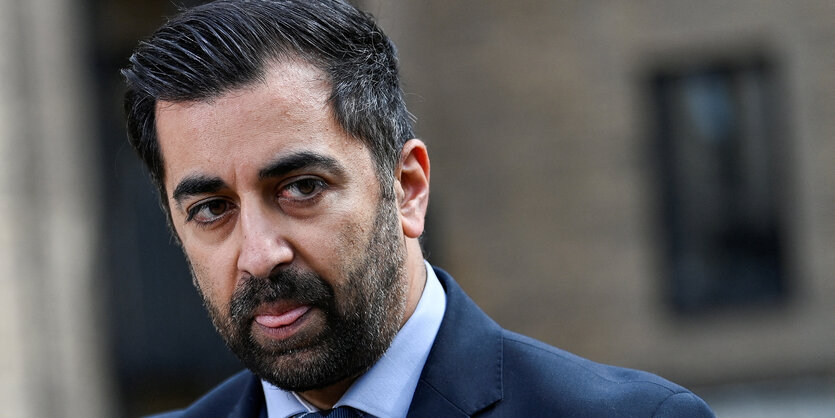 Humza Yousaf schaut skeptisch.