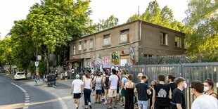 Vor dem Club About:Blank stehen Menschen schlange