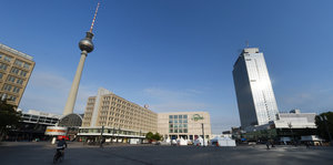 Der Alexanderplatz in Berlin mit Fernsehturm, Weltuhr und Gebäuden