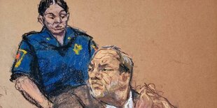 Weinstein blickt nach links, eine Polizistin steht im Hintergrund. Illustration