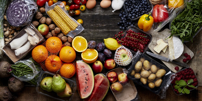 buntes Obst und Gemüse auf einem Tisch