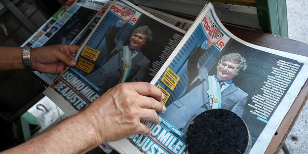 Javier Milei auf dem Cover der Zeitung Diario Popular nach seinem Wahlsieg