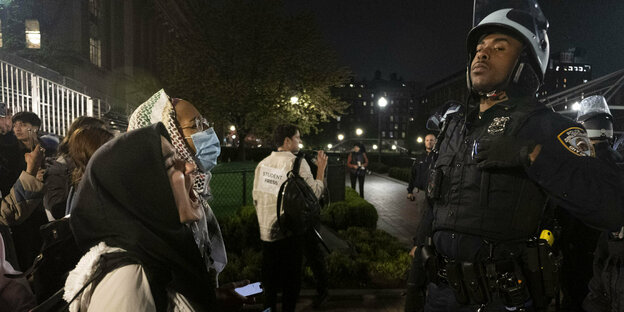 Pro-palästinensische Studenten konfrontieren einen NYPD-Polizisten während des Polizeieinsatzes an der Columbia University in New York.