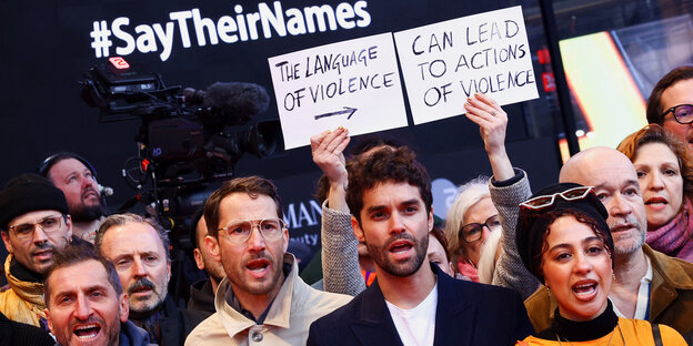 Filmemacher auf der Berlinale halten Schilder gegen Rassismus hoch