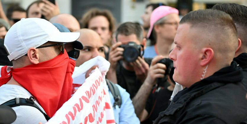 Ein Polizist und ein Demonstrant stehen sich gegenüber