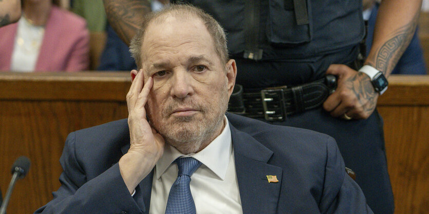 Harvey Weinstein fasst sich im Gerichssaal an die Schläfe