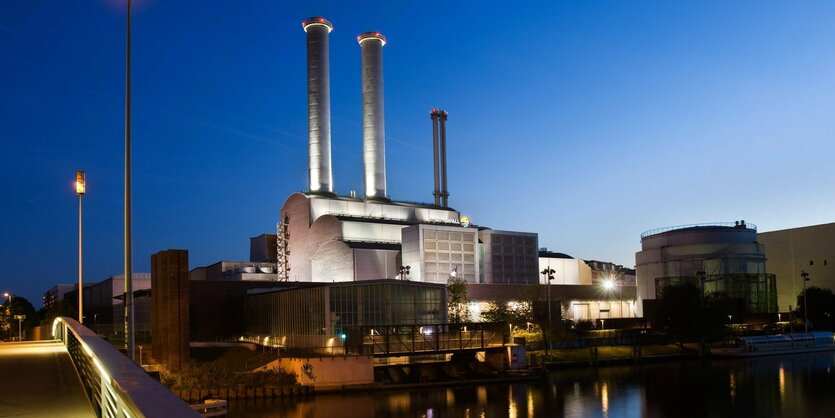 Das beleuchtete Heizkraftwerk Mitte bei Nacht in Berlin