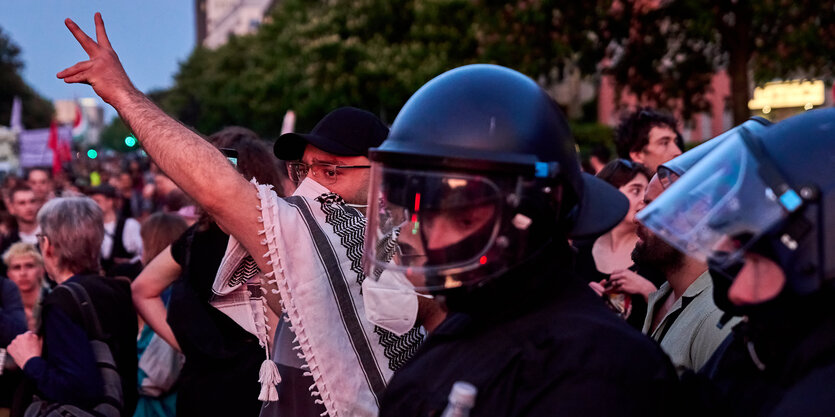 Demonstrant mit Palituch.