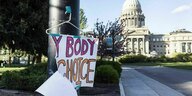 Zerrissenes Plakat mit der Aufschrift "My body my choice" vor dem Capitol in Washington