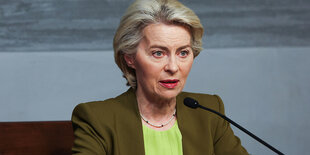 Ursula von der Leyen spricht in ein Mikrofon