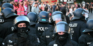 Das Bild zeigt im Vordergrund am 1. Mai eingesetzte Polizisten.