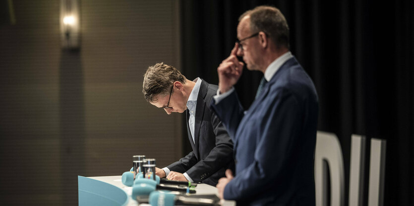 CDU-Generalsekretär Linnemann und Vorsitzender Merz bei einer Veranstaltung.