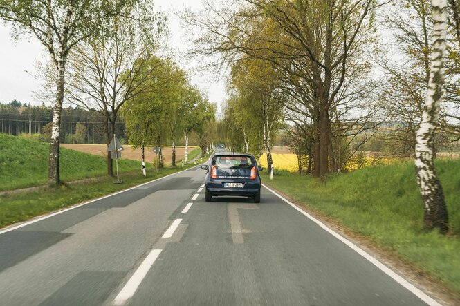 Ein Auto des Pflegedienstes "Interessengemeinschaft Salzhausen" auf einer Landstraße