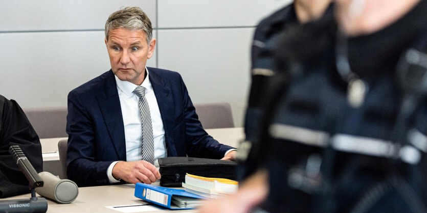 Ein Mann (Björn Höcke) schaut verdutzt.