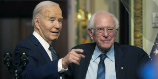 US-Präsident Biden mit Senator Bernie Sanders bei einer Pressekonferenz.