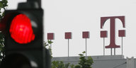 Rote Ampel und T-Mobile-Symbol.