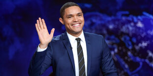 Trevor Noah hebt die Hand zum Gruß