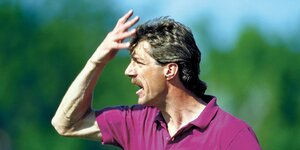 Trainer Helmut Schulte wütend am Spielfeldrand in Dresden