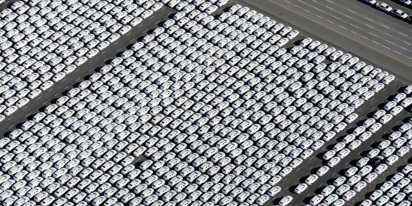 Neuwagen des VW-Konzerns auf dem neben dem Werk in Emden.