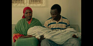 Ein Paar hält ein totes Kind. Szene aus dem sudanesischen Film "Ba’ad Thalek La Yahdoth Shea" (Nothing Happens After That