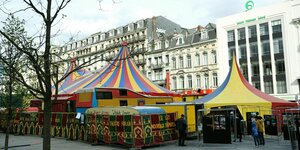 Bunte Zirkuszelte stehen in der Innenstadt