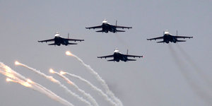 Russische Kampfflugzeuge bei einer Vorführung in Moskau