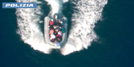 Luftaufnahme von einem Schlauchboot mit einer Gruppe Flüchtender